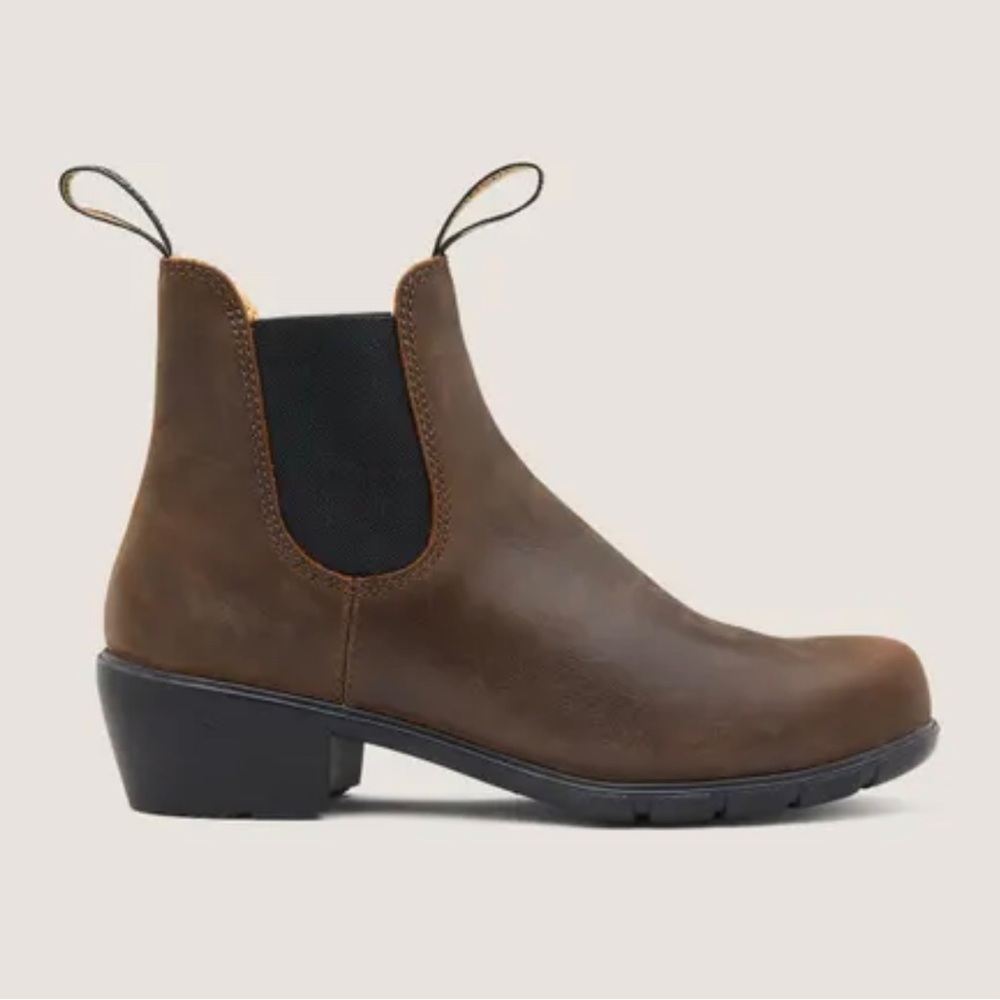 blundstone heeled boots in antique brown